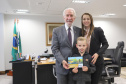 O vice-governador Darci Piana recebeu Eduardo Kuzeratzki, 7 anos, aluno do 1o ano da Escola Municipal Padre Antonio de Quitandinha, ganhou o 6o Concurso Cartão de Natal, na categoria Educação Infantil. Acompanharam: Sua mãe Daiana Suelen Kuzeratzki; o diretor da Escola do Detran/Pr, Mário Marques Guimarães Neto e a prefeita de Quitandinha, Maria Julia Wojcik.Curitiba, 28-11-19.Foto: Arnaldo Alves / AEN. 