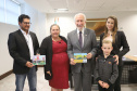 O vice-governador Darci Piana recebeu Eduardo Kuzeratzki, 7 anos, aluno do 1o ano da Escola Municipal Padre Antonio de Quitandinha, ganhou o 6o Concurso Cartão de Natal, na categoria Educação Infantil. Acompanharam: Sua mãe Daiana Suelen Kuzeratzki; o diretor da Escola do Detran/Pr, Mário Marques Guimarães Neto e a prefeita de Quitandinha, Maria Julia Wojcik.Curitiba, 28-11-19.Foto: Arnaldo Alves / AEN. 