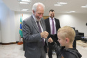 O vice-governador Darci Piana recebeu Eduardo Kuzeratzki, 7 anos, aluno do 1o ano da Escola Municipal Padre Antonio de Quitandinha, ganhou o 6o Concurso Cartão de Natal, na categoria Educação Infantil. Acompanharam: Sua mãe Daiana Suelen Kuzeratzki; o diretor da Escola do Detran/Pr, Mário Marques Guimarães Neto e a prefeita de Quitandinha, Maria Julia Wojcik.Curitiba, 28-11-19.Foto: Arnaldo Alves / AEN. 