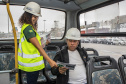 A partir desta semana, os trabalhadores que entram no cais público do Porto de Paranaguá recebem informações claras sobre as regras gerais de segurança e o regulamento da rota de tráfego de veículos e pedestres. Além de banners e cartazes, são entregues cartilhas com orientações de velocidade, equipamentos e práticas para tornar o ambiente portuário mais seguro. O conteúdo também está disponível no site da Portos do Paraná (www.portosdoparana.pr.gov.br).