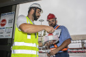 A partir desta semana, os trabalhadores que entram no cais público do Porto de Paranaguá recebem informações claras sobre as regras gerais de segurança e o regulamento da rota de tráfego de veículos e pedestres. Além de banners e cartazes, são entregues cartilhas com orientações de velocidade, equipamentos e práticas para tornar o ambiente portuário mais seguro. O conteúdo também está disponível no site da Portos do Paraná (www.portosdoparana.pr.gov.br).