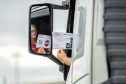 A partir desta semana, os trabalhadores que entram no cais público do Porto de Paranaguá recebem informações claras sobre as regras gerais de segurança e o regulamento da rota de tráfego de veículos e pedestres. Além de banners e cartazes, são entregues cartilhas com orientações de velocidade, equipamentos e práticas para tornar o ambiente portuário mais seguro. O conteúdo também está disponível no site da Portos do Paraná (www.portosdoparana.pr.gov.br).