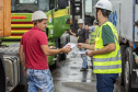 A partir desta semana, os trabalhadores que entram no cais público do Porto de Paranaguá recebem informações claras sobre as regras gerais de segurança e o regulamento da rota de tráfego de veículos e pedestres. Além de banners e cartazes, são entregues cartilhas com orientações de velocidade, equipamentos e práticas para tornar o ambiente portuário mais seguro. O conteúdo também está disponível no site da Portos do Paraná (www.portosdoparana.pr.gov.br).
