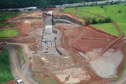 O canteiro de obras da Pequena Central Hidrelétrica (PCH) Bela Vista está movimentado. Cerca de 300 pessoas já trabalham no empreendimento que está sendo construído no Rio Chopim, entre os municípios de Verê e São João, no Sudoeste do Estado. Foto: Copel
