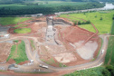 O canteiro de obras da Pequena Central Hidrelétrica (PCH) Bela Vista está movimentado. Cerca de 300 pessoas já trabalham no empreendimento que está sendo construído no Rio Chopim, entre os municípios de Verê e São João, no Sudoeste do Estado. Foto: Copel