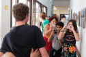 O olhar sensível de Alessandra Rocio de Andrade, aluna da APAE e estagiária de Educação Especial no Centro Juvenil de Artes (CJA) e no Museu Casa Alfredo Andersen (MCAA) de 2014 a 2019, deu origem à exposição fotográfica que leva seu nome. A mostra reúne imagens capturadas por Alessandra no primeiro semestre deste ano, quando participou da Oficina de Fotografia ministrada pelo fotógrafo Aurélio Peluso. 