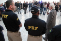 Foram entregues à Polícia Rodoviária Federal (PRF) 26 viaturas blindadas. O vice-governador Darci Piana fez a entrega dos veículos, que foram adquiridos por convênio entre o Governo do Estado, através do Departamento de Estradas de Rodagem (DER), e a superintendência estadual da PRF. Os recursos são dos contratos de concessão das rodovias, para aparelhamento das forças policiais do Estado. Foto: Ari Dias/AEN