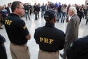 Foram entregues à Polícia Rodoviária Federal (PRF) 26 viaturas blindadas. O vice-governador Darci Piana fez a entrega dos veículos, que foram adquiridos por convênio entre o Governo do Estado, através do Departamento de Estradas de Rodagem (DER), e a superintendência estadual da PRF. Os recursos são dos contratos de concessão das rodovias, para aparelhamento das forças policiais do Estado. Foto: Ari Dias/AEN