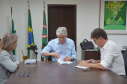 Um convênio assinado nesta terça-feira (03) vai garantir a implantação de nove hortas urbanas em Cascavel e a manutenção de 36. A iniciativa integra o programa Hortas Comunitárias do Departamento de Segurança Alimentar e Nutricional (Desan) e vai beneficiar diretamente 270 famílias. O valor do convênio é R$ 428,6 mil, com repasse de R$ 399,9 mil da Secretaria de Estado da Agricultura e do Abastecimento e a contrapartida do município de R$ 28,6 mil. Foto:SEAB