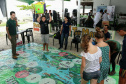 A empresa Portos do Paraná levou pela primeira vez o projeto Porto em Ação para além do continente. A comunidade beneficiada foi a de Encantadas, na Ilha do Mel. Nesta quarta-feira (4), os moradores tiveram acesso a exames clínicos e vacinação, além de corte de cabelo, aulas de xadrez, orientações sobre qualidade de vida e atividades físicas. Foto: Portos do Paraná