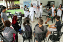 A empresa Portos do Paraná levou pela primeira vez o projeto Porto em Ação para além do continente. A comunidade beneficiada foi a de Encantadas, na Ilha do Mel. Nesta quarta-feira (4), os moradores tiveram acesso a exames clínicos e vacinação, além de corte de cabelo, aulas de xadrez, orientações sobre qualidade de vida e atividades físicas. Foto: Portos do Paraná