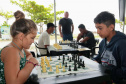 A empresa Portos do Paraná levou pela primeira vez o projeto Porto em Ação para além do continente. A comunidade beneficiada foi a de Encantadas, na Ilha do Mel. Nesta quarta-feira (4), os moradores tiveram acesso a exames clínicos e vacinação, além de corte de cabelo, aulas de xadrez, orientações sobre qualidade de vida e atividades físicas. Foto: Portos do Paraná