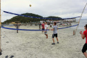 A empresa Portos do Paraná levou pela primeira vez o projeto Porto em Ação para além do continente. A comunidade beneficiada foi a de Encantadas, na Ilha do Mel. Nesta quarta-feira (4), os moradores tiveram acesso a exames clínicos e vacinação, além de corte de cabelo, aulas de xadrez, orientações sobre qualidade de vida e atividades físicas. Foto: Portos do Paraná
