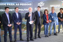 O vice-governador Darci Piana, o diretor-presidente da Companhia de Saneamento do Paraná (Sanepar), Claudio Stabile, e o vice-prefeito de Curitiba, Eduardo Pimentel, inauguraram nesta quarta-feira (4) a nova estação elevatória de água tratada e a usina fotovoltaica (energia solar) flutuante na captação do Sistema Passaúna. Foto: Sanepar