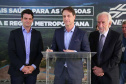 O vice-governador Darci Piana, o diretor-presidente da Companhia de Saneamento do Paraná (Sanepar), Claudio Stabile, e o vice-prefeito de Curitiba, Eduardo Pimentel, inauguraram nesta quarta-feira (4) a nova estação elevatória de água tratada e a usina fotovoltaica (energia solar) flutuante na captação do Sistema Passaúna. Foto: Sanepar