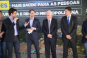 O vice-governador Darci Piana, o diretor-presidente da Companhia de Saneamento do Paraná (Sanepar), Claudio Stabile, e o vice-prefeito de Curitiba, Eduardo Pimentel, inauguraram nesta quarta-feira (4) a nova estação elevatória de água tratada e a usina fotovoltaica (energia solar) flutuante na captação do Sistema Passaúna. Foto: Sanepar
