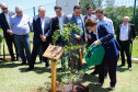 A ministra da Agricultura, Pecuária e Abastecimento, Tereza Cristina, assinou nesta sexta-feira (06), durante evento com a presença do governador Carlos Massa Ratinho Junior, instrução normativa que reforça o reconhecimento do Paraná como área livre da peste suína clássica (PSC). O documento desmembra o Estado de um grupo que era formado por 14 unidades federativas.