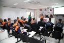 A temporada de verão leva muitos turistas para o litoral paranaense, mas também acende o alerta dos municípios com o aumento das chuvas e a possibilidade de desastres. Para preparar as cidades na prevenção e resposta rápida nessas ocorrências, a Coordenadoria Estadual de Proteção e Defesa Civil promoveu nesta sexta-feira (6), em Curitiba, uma capacitação com os coordenadores municipais de Defesa Civil das sete cidades litorâneas.Foto: Ari Dias/AEN