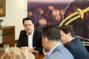 10/12/2019 - O governador Carlos Massa Ratinho Junior e o diretor-presidente da Passaredo Linhas Aéreas, Eduardo Bush, formalizam nesta terça-feira (10) um acordo para que a companhia passe a operar linhas regulares no Paraná.Foto Gilson Abreu/AEN