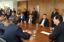 10/12/2019 - O governador Carlos Massa Ratinho Junior e o diretor-presidente da Passaredo Linhas Aéreas, Eduardo Bush, formalizam nesta terça-feira (10) um acordo para que a companhia passe a operar linhas regulares no Paraná.Foto Gilson Abreu/AEN