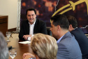 10/12/2019 - O governador Carlos Massa Ratinho Junior e o diretor-presidente da Passaredo Linhas Aéreas, Eduardo Bush, formalizam nesta terça-feira (10) um acordo para que a companhia passe a operar linhas regulares no Paraná.Foto Gilson Abreu/AEN