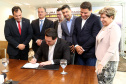 10/12/2019 - O governador Carlos Massa Ratinho Junior e o diretor-presidente da Passaredo Linhas Aéreas, Eduardo Bush, formalizam nesta terça-feira (10) um acordo para que a companhia passe a operar linhas regulares no Paraná.Foto Gilson Abreu/AEN