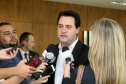 10/12/2019 - O governador Carlos Massa Ratinho Junior e o diretor-presidente da Passaredo Linhas Aéreas, Eduardo Bush, formalizam nesta terça-feira (10) um acordo para que a companhia passe a operar linhas regulares no Paraná.Foto Gilson Abreu/AEN