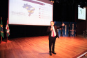 A consciência de um comportamento ético individual é capaz de transformar a cultura de uma sociedade. Esse é um dos conceitos comuns entre os profissionais que apresentaram teorias e experiências no 2º Simpósio Paranaense de Combate à Corrupção – Fazendo a coisa certa. O evento promovido pelo Governo do Paraná, por meio da Controladoria-Geral do Estado (CGE), reuniu cerca de 450 participantes, nesta segunda-feira (09), em Curitiba. Foto: Ari Dias/AEN