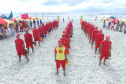 Os 35 formandos do Curso de Guarda-Vidas turma 2019/2020 festejaram nesta quinta-feira (06/02), em Matinhos (PR), a conclusão de um dos cursos mais desejados do Corpo de Bombeiros. Na cerimônia eles receberam o apito e a camisa do uniforme de guarda-vidas, itens que comprovam a aptidão dos bombeiros militares para atuar em resgates em meio líquido. - Curitiba, 06/02/2020  - Foto: Divulgação SESP