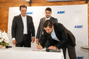 O governador Carlos Massa Ratinho Junior e o presidente da Agência Brasileira de Desenvolvimento Industrial (ABDI), Igor Calvet, assinaram nesta quarta-feira (12) um acordo de cooperação técnica para implantar no Paraná um sistema de compartilhamento de veículos elétricos para uso de servidores públicos.  -  Brasília, 12/02/2020  -  Foto: Rodrigo Félix Leal/AEN