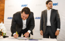 O governador Carlos Massa Ratinho Junior e o presidente da Agência Brasileira de Desenvolvimento Industrial (ABDI), Igor Calvet, assinaram nesta quarta-feira (12) um acordo de cooperação técnica para implantar no Paraná um sistema de compartilhamento de veículos elétricos para uso de servidores públicos.  -  Brasília, 12/02/2020  -  Foto: Rodrigo Félix Leal/AEN