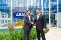 O governador Carlos Massa Ratinho Junior e o presidente da Agência Brasileira de Desenvolvimento Industrial (ABDI), Igor Calvet, assinaram nesta quarta-feira (12) um acordo de cooperação técnica para implantar no Paraná um sistema de compartilhamento de veículos elétricos para uso de servidores públicos.  -  Brasília, 12/02/2020  -  Foto: Rodrigo Félix Leal/AEN