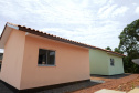  Representantes do Governo do Estado e da Prefeitura de Bituruna entregaram nesta sexta-feira (14) as chaves de 25 casas populares a famílias que viviam em situação de vulnerabilidade social na cidade, na região Sul do estado. Graças aos aportes de R$ 1,2 milhão feitos por meio do programa Nossa Gente Paraná, os beneficiários não precisarão arcar com nenhum custo pela mudança para as novas moradias.  -  Bituruna, 14/02/2020  -  Foto: Rafaela Fiala - Cohapar 
