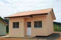  Representantes do Governo do Estado e da Prefeitura de Bituruna entregaram nesta sexta-feira (14) as chaves de 25 casas populares a famílias que viviam em situação de vulnerabilidade social na cidade, na região Sul do estado. Graças aos aportes de R$ 1,2 milhão feitos por meio do programa Nossa Gente Paraná, os beneficiários não precisarão arcar com nenhum custo pela mudança para as novas moradias.  -  Bituruna, 14/02/2020  -  Foto: Rafaela Fiala - Cohapar 