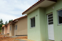  Representantes do Governo do Estado e da Prefeitura de Bituruna entregaram nesta sexta-feira (14) as chaves de 25 casas populares a famílias que viviam em situação de vulnerabilidade social na cidade, na região Sul do estado. Graças aos aportes de R$ 1,2 milhão feitos por meio do programa Nossa Gente Paraná, os beneficiários não precisarão arcar com nenhum custo pela mudança para as novas moradias.  -  Bituruna, 14/02/2020  -  Foto: Rafaela Fiala - Cohapar 