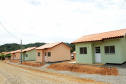  Representantes do Governo do Estado e da Prefeitura de Bituruna entregaram nesta sexta-feira (14) as chaves de 25 casas populares a famílias que viviam em situação de vulnerabilidade social na cidade, na região Sul do estado. Graças aos aportes de R$ 1,2 milhão feitos por meio do programa Nossa Gente Paraná, os beneficiários não precisarão arcar com nenhum custo pela mudança para as novas moradias.  -  Bituruna, 14/02/2020  -  Foto: Rafaela Fiala - Cohapar 