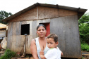  Representantes do Governo do Estado e da Prefeitura de Bituruna entregaram nesta sexta-feira (14) as chaves de 25 casas populares a famílias que viviam em situação de vulnerabilidade social na cidade, na região Sul do estado. Graças aos aportes de R$ 1,2 milhão feitos por meio do programa Nossa Gente Paraná, os beneficiários não precisarão arcar com nenhum custo pela mudança para as novas moradias.  -  Bituruna, 14/02/2020  -  Foto: Rafaela Fiala - Cohapar 