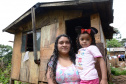  Representantes do Governo do Estado e da Prefeitura de Bituruna entregaram nesta sexta-feira (14) as chaves de 25 casas populares a famílias que viviam em situação de vulnerabilidade social na cidade, na região Sul do estado. Graças aos aportes de R$ 1,2 milhão feitos por meio do programa Nossa Gente Paraná, os beneficiários não precisarão arcar com nenhum custo pela mudança para as novas moradias.  -  Bituruna, 14/02/2020  -  Foto: Rafaela Fiala - Cohapar 