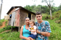  Representantes do Governo do Estado e da Prefeitura de Bituruna entregaram nesta sexta-feira (14) as chaves de 25 casas populares a famílias que viviam em situação de vulnerabilidade social na cidade, na região Sul do estado. Graças aos aportes de R$ 1,2 milhão feitos por meio do programa Nossa Gente Paraná, os beneficiários não precisarão arcar com nenhum custo pela mudança para as novas moradias.  -  Bituruna, 14/02/2020  -  Foto: Rafaela Fiala - Cohapar 