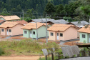  Representantes do Governo do Estado e da Prefeitura de Bituruna entregaram nesta sexta-feira (14) as chaves de 25 casas populares a famílias que viviam em situação de vulnerabilidade social na cidade, na região Sul do estado. Graças aos aportes de R$ 1,2 milhão feitos por meio do programa Nossa Gente Paraná, os beneficiários não precisarão arcar com nenhum custo pela mudança para as novas moradias.  -  Bituruna, 14/02/2020  -  Foto: Rafaela Fiala - Cohapar 
