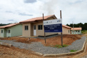  Representantes do Governo do Estado e da Prefeitura de Bituruna entregaram nesta sexta-feira (14) as chaves de 25 casas populares a famílias que viviam em situação de vulnerabilidade social na cidade, na região Sul do estado. Graças aos aportes de R$ 1,2 milhão feitos por meio do programa Nossa Gente Paraná, os beneficiários não precisarão arcar com nenhum custo pela mudança para as novas moradias.  -  Bituruna, 14/02/2020  -  Foto: Rafaela Fiala - Cohapar 