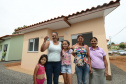  Representantes do Governo do Estado e da Prefeitura de Bituruna entregaram nesta sexta-feira (14) as chaves de 25 casas populares a famílias que viviam em situação de vulnerabilidade social na cidade, na região Sul do estado. Graças aos aportes de R$ 1,2 milhão feitos por meio do programa Nossa Gente Paraná, os beneficiários não precisarão arcar com nenhum custo pela mudança para as novas moradias.  -  Bituruna, 14/02/2020  -  Foto: Rafaela Fiala - Cohapar 