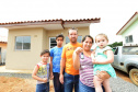  Representantes do Governo do Estado e da Prefeitura de Bituruna entregaram nesta sexta-feira (14) as chaves de 25 casas populares a famílias que viviam em situação de vulnerabilidade social na cidade, na região Sul do estado. Graças aos aportes de R$ 1,2 milhão feitos por meio do programa Nossa Gente Paraná, os beneficiários não precisarão arcar com nenhum custo pela mudança para as novas moradias.  -  Bituruna, 14/02/2020  -  Foto: Rafaela Fiala - Cohapar 