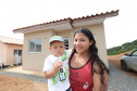  Representantes do Governo do Estado e da Prefeitura de Bituruna entregaram nesta sexta-feira (14) as chaves de 25 casas populares a famílias que viviam em situação de vulnerabilidade social na cidade, na região Sul do estado. Graças aos aportes de R$ 1,2 milhão feitos por meio do programa Nossa Gente Paraná, os beneficiários não precisarão arcar com nenhum custo pela mudança para as novas moradias.  -  Bituruna, 14/02/2020  -  Foto: Rafaela Fiala - Cohapar 