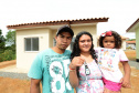  Representantes do Governo do Estado e da Prefeitura de Bituruna entregaram nesta sexta-feira (14) as chaves de 25 casas populares a famílias que viviam em situação de vulnerabilidade social na cidade, na região Sul do estado. Graças aos aportes de R$ 1,2 milhão feitos por meio do programa Nossa Gente Paraná, os beneficiários não precisarão arcar com nenhum custo pela mudança para as novas moradias.  -  Bituruna, 14/02/2020  -  Foto: Rafaela Fiala - Cohapar 