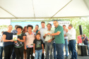  Representantes do Governo do Estado e da Prefeitura de Bituruna entregaram nesta sexta-feira (14) as chaves de 25 casas populares a famílias que viviam em situação de vulnerabilidade social na cidade, na região Sul do estado. Graças aos aportes de R$ 1,2 milhão feitos por meio do programa Nossa Gente Paraná, os beneficiários não precisarão arcar com nenhum custo pela mudança para as novas moradias.  -  Bituruna, 14/02/2020  -  Foto: Rafaela Fiala - Cohapar 