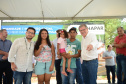  Representantes do Governo do Estado e da Prefeitura de Bituruna entregaram nesta sexta-feira (14) as chaves de 25 casas populares a famílias que viviam em situação de vulnerabilidade social na cidade, na região Sul do estado. Graças aos aportes de R$ 1,2 milhão feitos por meio do programa Nossa Gente Paraná, os beneficiários não precisarão arcar com nenhum custo pela mudança para as novas moradias.  -  Bituruna, 14/02/2020  -  Foto: Rafaela Fiala - Cohapar 