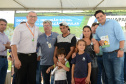  Representantes do Governo do Estado e da Prefeitura de Bituruna entregaram nesta sexta-feira (14) as chaves de 25 casas populares a famílias que viviam em situação de vulnerabilidade social na cidade, na região Sul do estado. Graças aos aportes de R$ 1,2 milhão feitos por meio do programa Nossa Gente Paraná, os beneficiários não precisarão arcar com nenhum custo pela mudança para as novas moradias.  -  Bituruna, 14/02/2020  -  Foto: Rafaela Fiala - Cohapar 