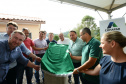  Representantes do Governo do Estado e da Prefeitura de Bituruna entregaram nesta sexta-feira (14) as chaves de 25 casas populares a famílias que viviam em situação de vulnerabilidade social na cidade, na região Sul do estado. Graças aos aportes de R$ 1,2 milhão feitos por meio do programa Nossa Gente Paraná, os beneficiários não precisarão arcar com nenhum custo pela mudança para as novas moradias.  -  Bituruna, 14/02/2020  -  Foto: Rafaela Fiala - Cohapar 