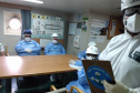 Um exercício simulado reuniu nesta sexta-feira (21) agentes de saúde, trabalhadores e autoridade portuária no combate ao coronavírus no Porto de Paranaguá. A simulação da chegada de um tripulante de navio com sintomas do novo Covid-19 reuniu Portos do Paraná, Agência Nacional de Vigilância Sanitária (Anvisa), Primeira Regional de Saúde, Samu, Hospital Regional do Litoral e o Órgão Gestor de Mão de Obra do Trabalhador Portuário (OGMO). Foto: Portos do Paraná